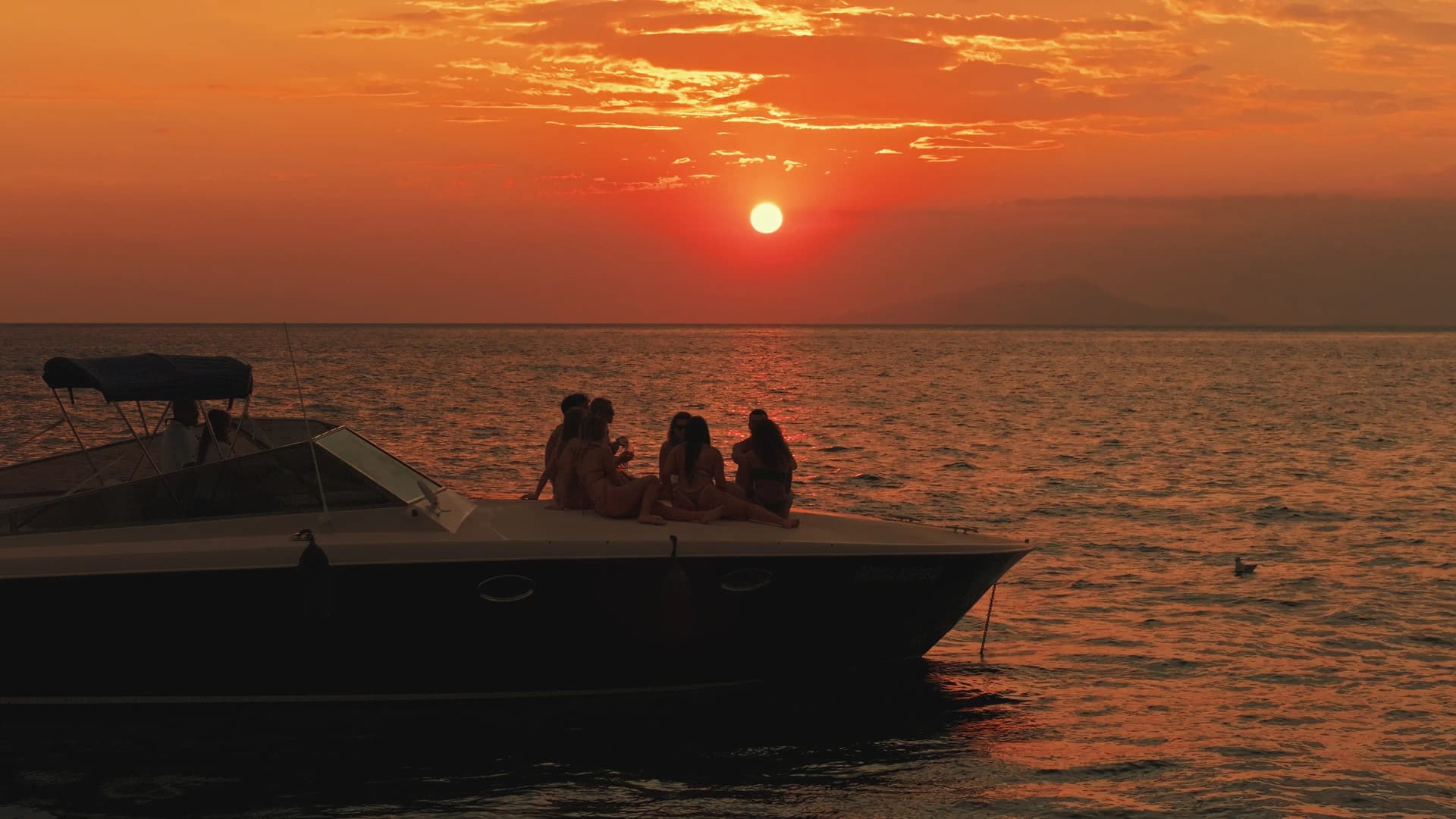 Warm lights and Capri sea breeze